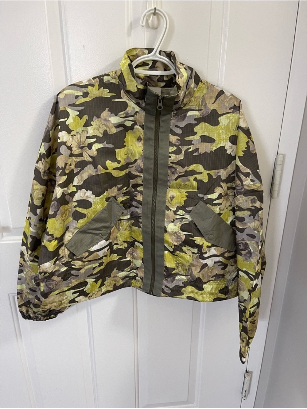 Nike Womens Lightweight Floral Camo Oversized Full
Zip Jacket Green Size S